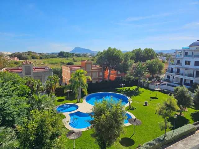 Ático dúplex en dénia: dos terrazas, vistas al mar y una urb