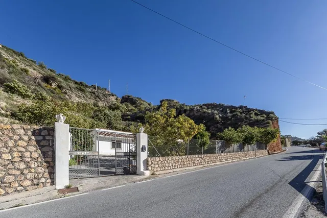 Encantadora Casa de una Planta con Amplio Terreno y Piscina 