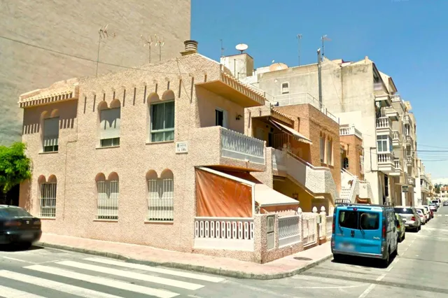 Casa adosada céntrica (108 m2) con 3 dormitorios, 2 baños ¡y