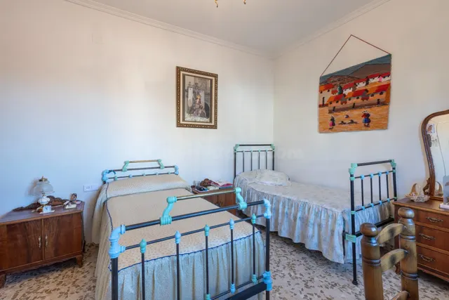 Casa en planta baja con cuatro naves y local — 21