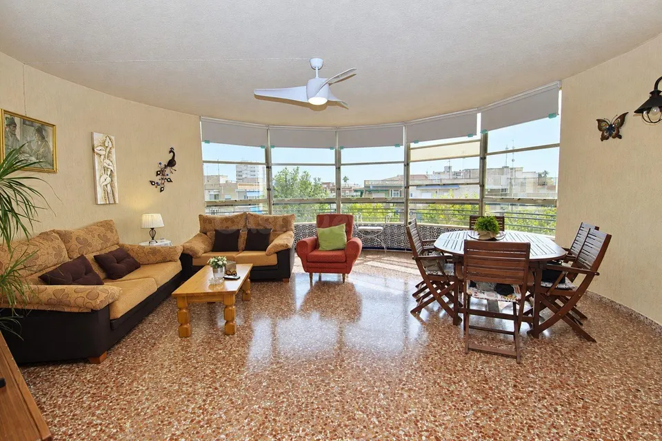 Piso con piscina, garaje y a dos calles de la playa