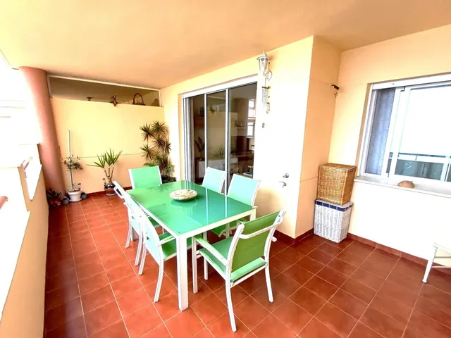 Venta de piso con dos dormitorios en Torrequebrada, Benalmád - foto 3