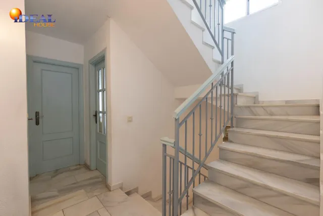 Casa independiente con piscina en La Zubia. — 18
