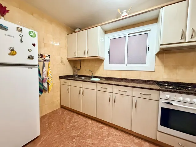 3 dormitorios, jardín, parking, piscina comunitaria. — 16