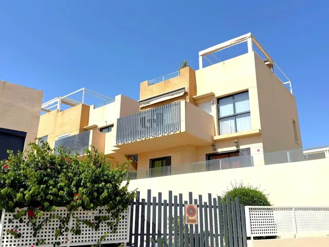 Planta baja moderna (aprox. 63 m2) con 2 dormitorios, 2 baños y amplia terraza/jardín. Gran zona de piscina, cerca del La Zenia Boulevard, ¡y a 15 minutos a pie de la Playa de La Zenia! — 39