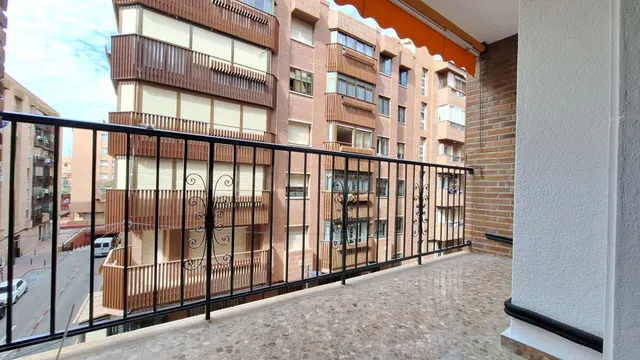Piso SIN AMUEBLAR de 4 dormitorios, dos baños y plaza de garaje en la Calle Puerta Nueva — 5