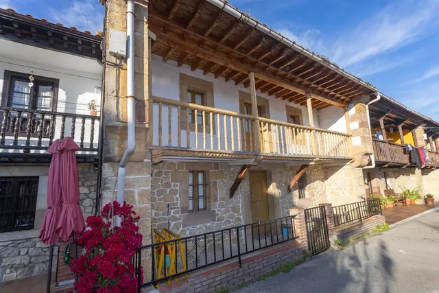 Casona montañesa y cuadra de piedra — 37