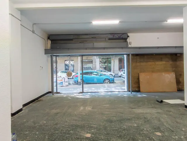 Amplio Local Comercial en Sant Antoni, Barcelona - Oportunidad de alquiler Único — 10