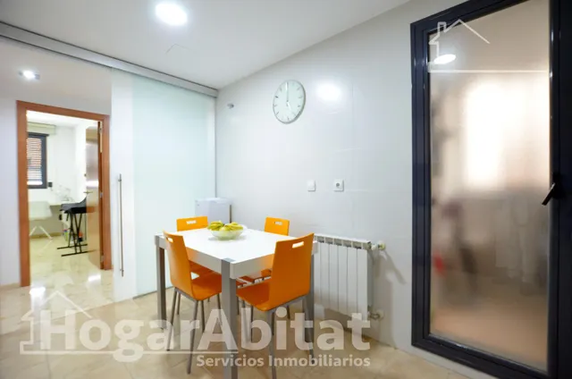 ¡vistas despejadas! amplio, alto y moderno con ascensor y balcón — 47