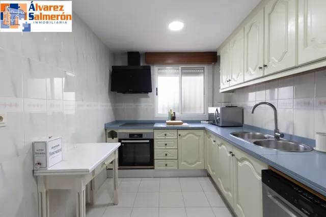Casa independiente con piscina en La Zubia. — 10