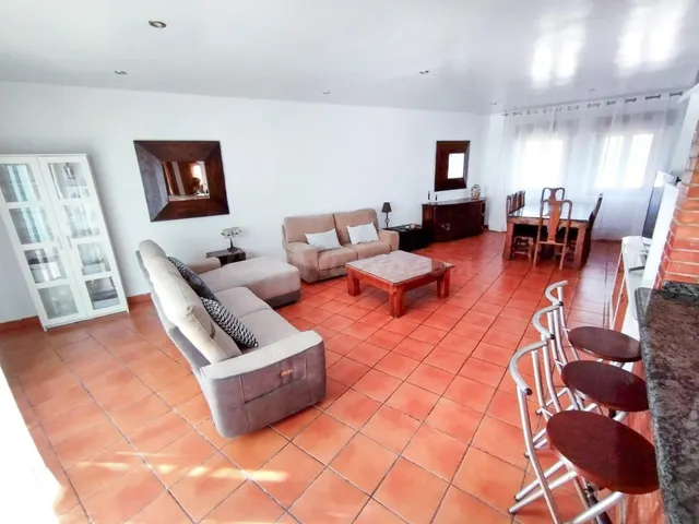Casa de 265m2, 4 dormitorios, garaje, patio y 3 baños en Alf - foto 4