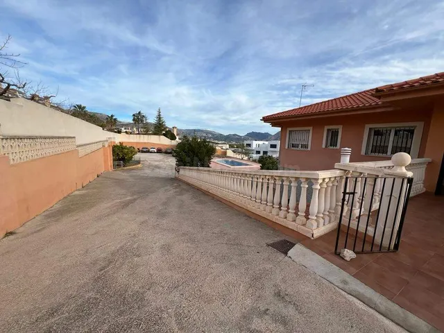 Amplia casa en Polop con vistas despejadas y piscina propia