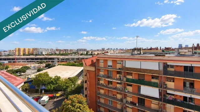 Ático reformado con terraza de 20 m², sol y vistas despejadas en La Sagrera — 24