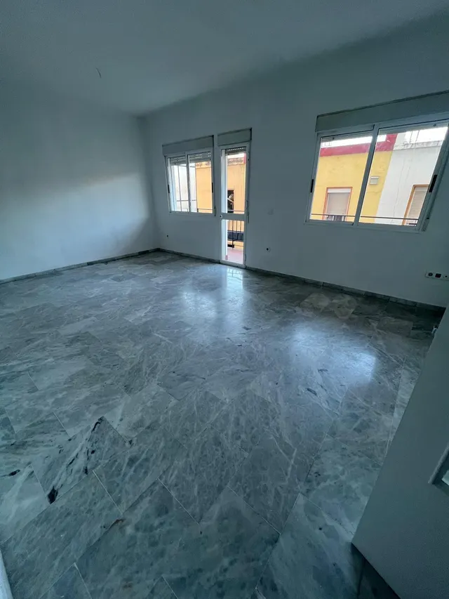 Los Remedios, Avda. República Argentina. Excelente vivienda de 3 habitaciones 2 baños se alquila. — 6