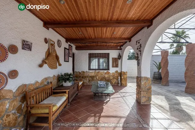 Chalet independiente con pozo propio y placas solares — 28
