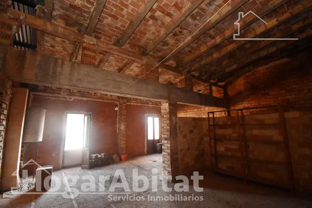 ¡Hazla a tu gusto! Casa amplia y luminosa de tres alturas para reformar, cerca del ayuntamiento — 20