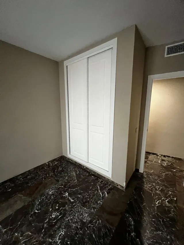 Amplio Piso Reformado en Zona Colón — 15