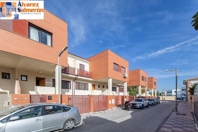 Amplia casa de 182 m2 con patio, gran sótano y a menos de 5 minutos del metro — 33