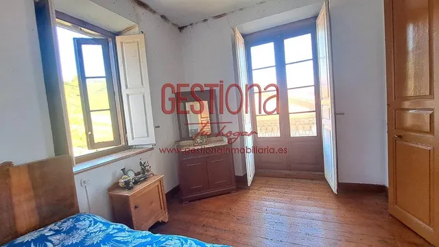 MAJESTUOSA CASA PARA REFORMAR. SOBA — 23
