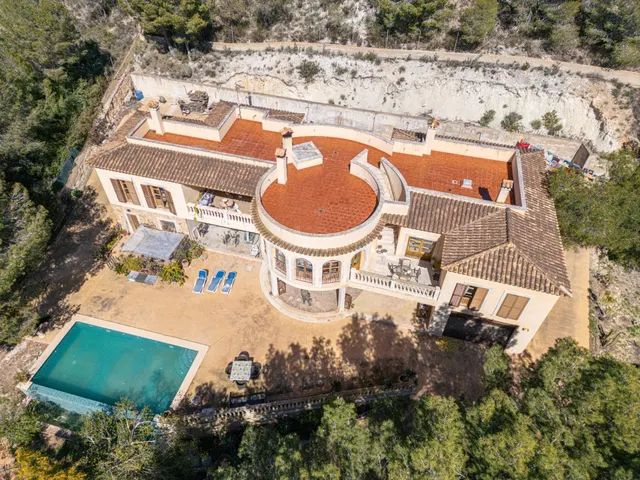Chalet unifamiliar de 5 dormitorios y 5 baños, con piscina, garaje, ascensor y apartamento de invitados en Peguera (Calvià) — 2