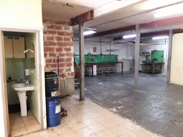 LOCAL EN MUY BUENA ZONA PARA TRABAJAR — 2