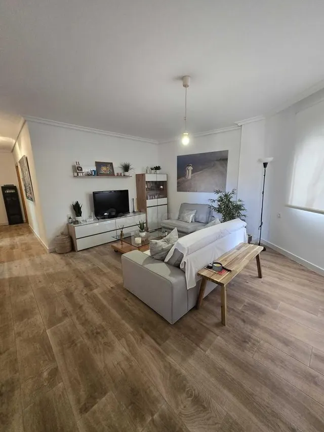 Apartamento reformado con terraza, Alicante, Torrevieja. 2 habitaciones, 63 m2, 900 metros del mar — 4