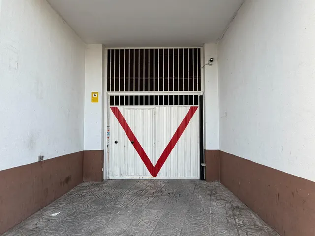 Plaza de garaje cerrada en el centro de La Zubia — 13