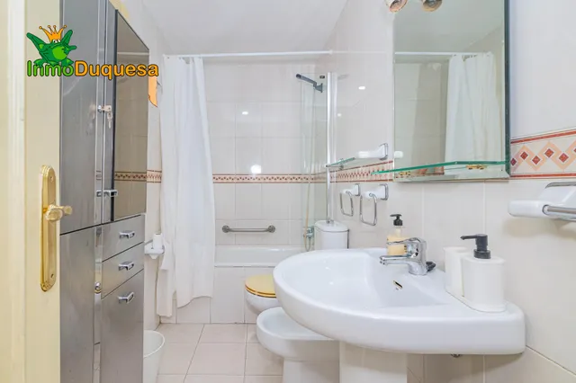 Piso de 4 dorm. con ascensor y Plaza de aparcamiento. Avda. de Madrid. — 4