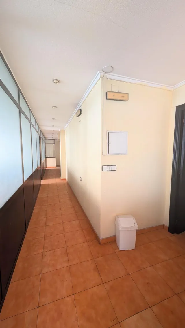 ¡OPORTUNIDAD ÚNICA, OFICINA CON ENTRADA INDEPENDIENTE, 80 m2, ESQUINA TOTALMENTE EXTERIOR, JUNTO A REINA VICTORIA! — 4
