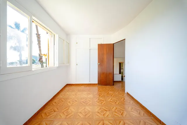 Chalet en primera línea de playa en torrenostra: una oportunidad para crear tu hogar junto al mar — 25