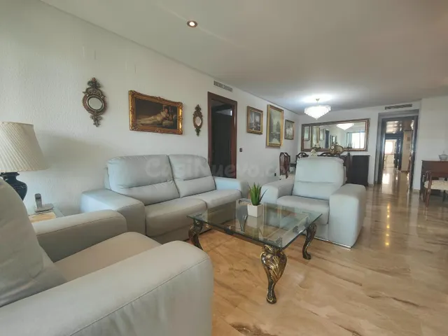 SE VENDE ELEGANTE Y GRAN VIVIENDA FRENTE A PUERTO DEPORTIVO  - foto 4