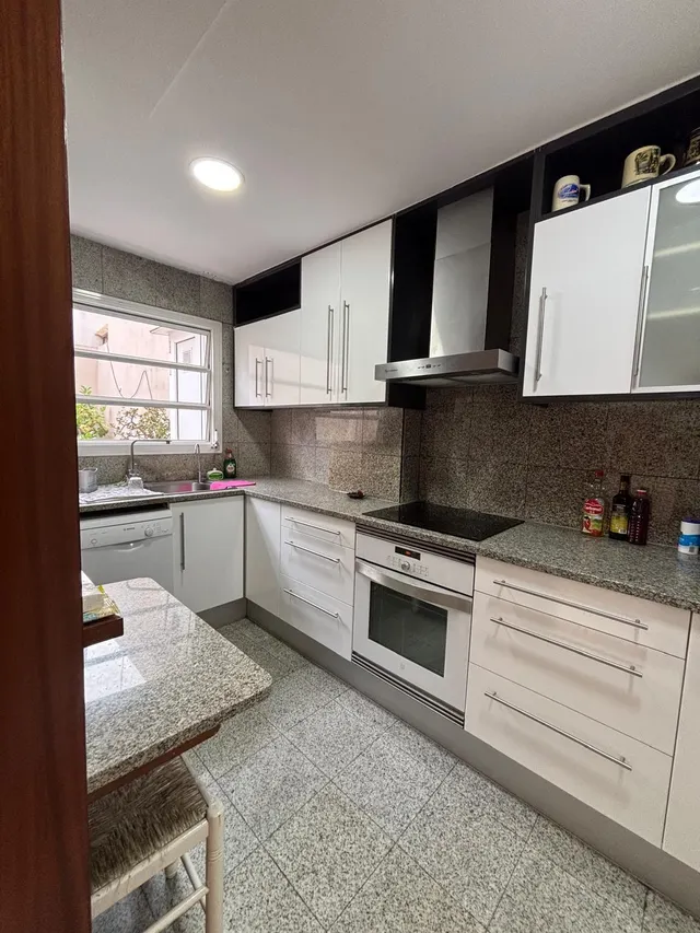 Espectacular Casa Unifamiliar con 2 Terrazas y Patio en el corazón de Hospitalet Centro — 14