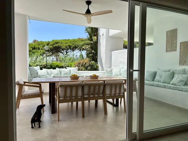 Espectacular vivienda reformada con jardín privado en Palm Beach, Marbella — 15