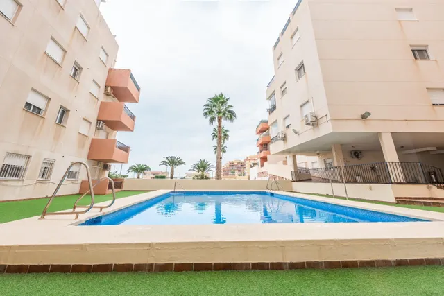 Ático Exclusivo en Roquetas de Mar con Amplia Terraza y Pisc - foto 3
