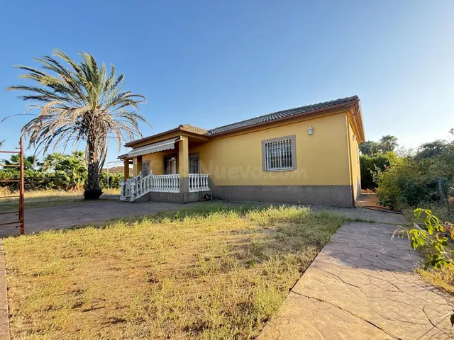 Casa independiente con 966 m2 de parcela en Nuevo Higuerón (