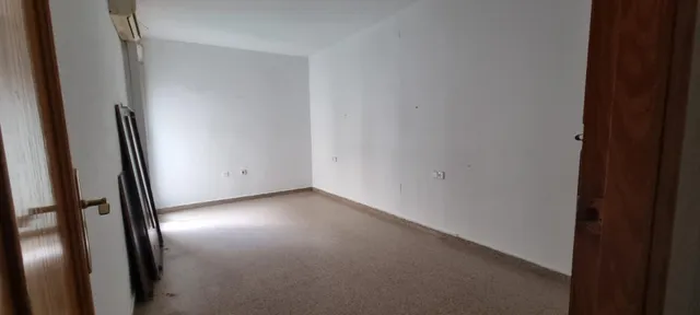 PISO CON VISTAS DESPEJADAS Y BALCÓN — 7