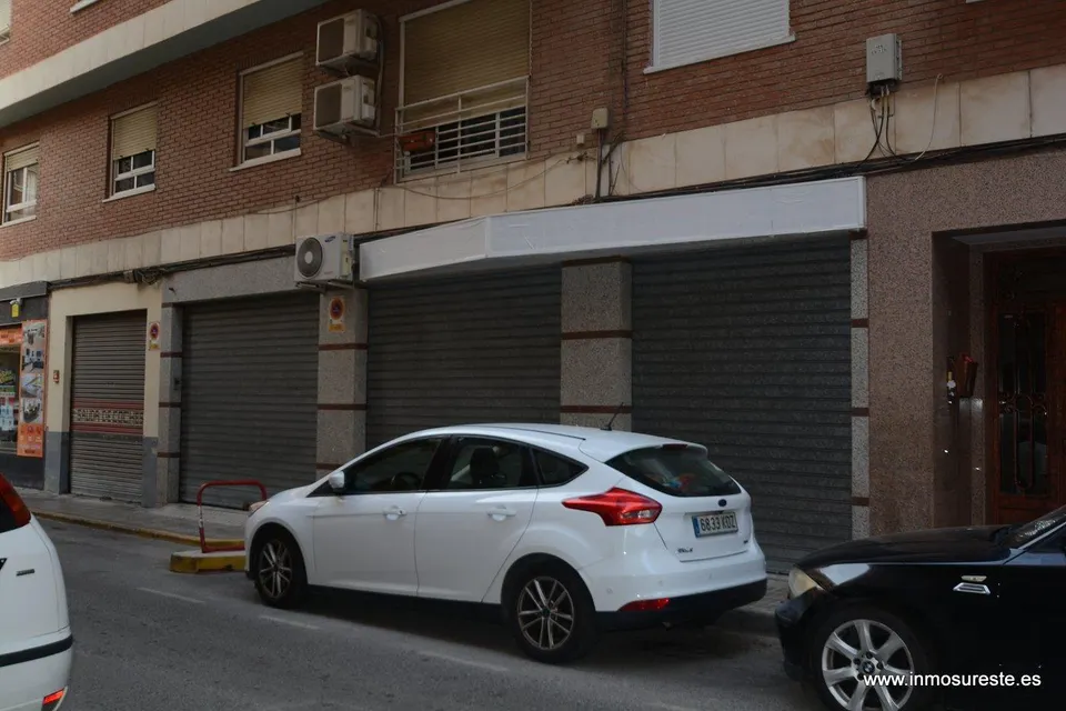 Alquiler de local comercial con dos persianas en pleno centro de la ciudad de Orihuela.
