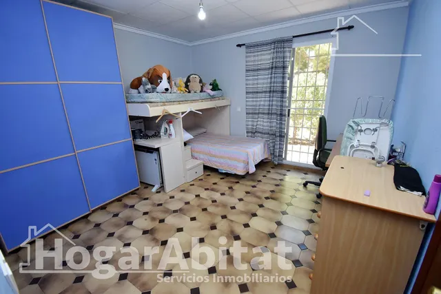 ¡chalet con piscina, zona de aparcamiento, placas solares y gran parcela! — 28