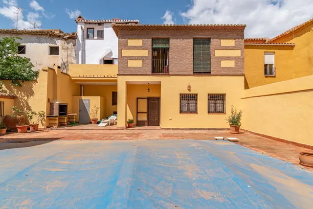 Casa de grandes dimensiones ubicada en la calle Duende, cerca de la Plaza del Conde Luque. — 41