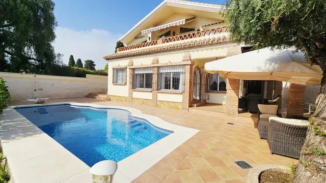 Encantador Chalet de 2 Plantas con Amplios Espacios y Terrazas — 8
