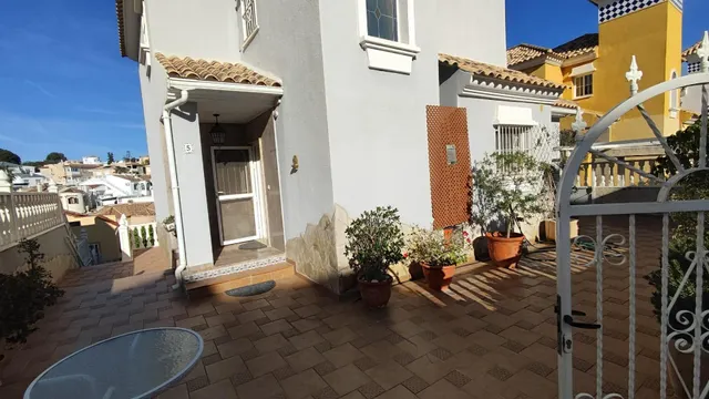 SE ALQUILA CHALET POR LARGO TIEMPO DE 3 DORMITORIOS Y 2 BAÑOS EN VILLA MARTIN (ORIHUELA COSTA) — 25