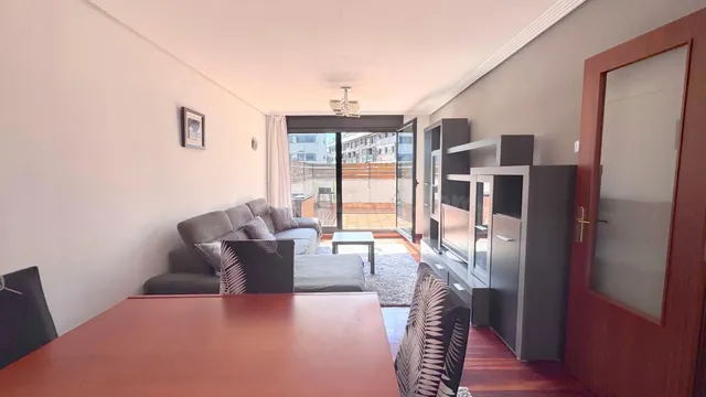 ¡Espectacular bajo amueblado con terraza de 70 m2 y orientac - foto 3