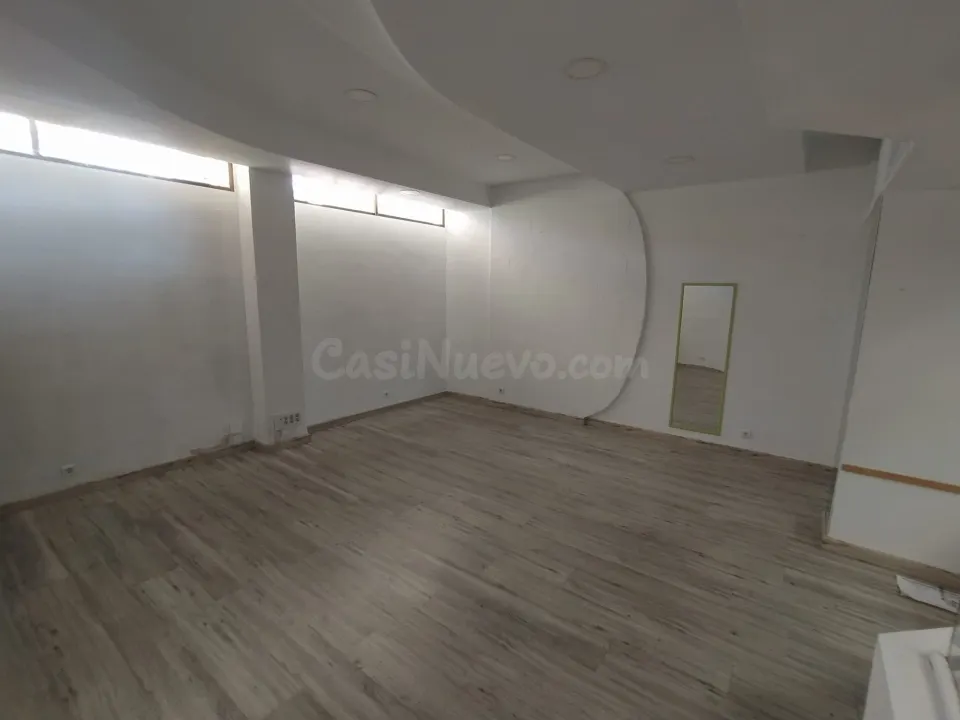 Local reformado y totalmente diáfano con mucha luz en galería de Cánovas