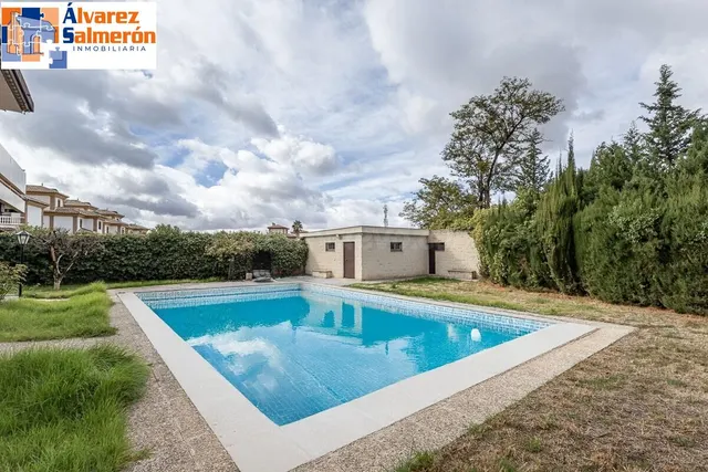 Gran casa con parcela y piscina en Cájar - foto 3