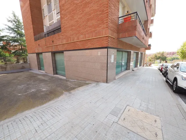 SE VENDE LOCAL COMERCIAL EN CASTELLBISBAL — 17