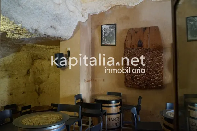 Bar en la emblemática población de Bocairent. — 30