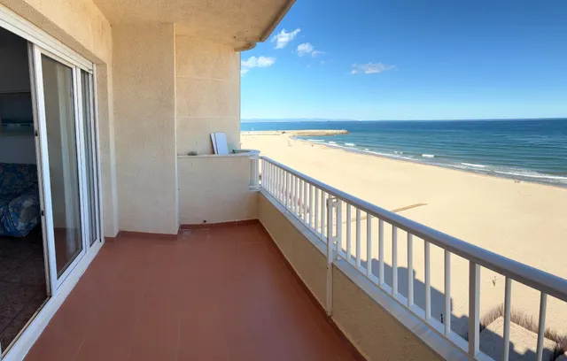 El Perelló, Valencia | primera línea de playa, tres dormitorios y balcón con vistas al mar. — 40