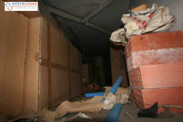LOCAL EN ZONA COMERCIAL, TODO DIÁFANO, CON ALTILLO, MUY CERCA DEL CENTRO. — 16