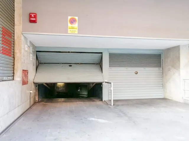 PLAZA DOBLE DE PARKING EN TRINITAT VELLA- BARCELONA — 14