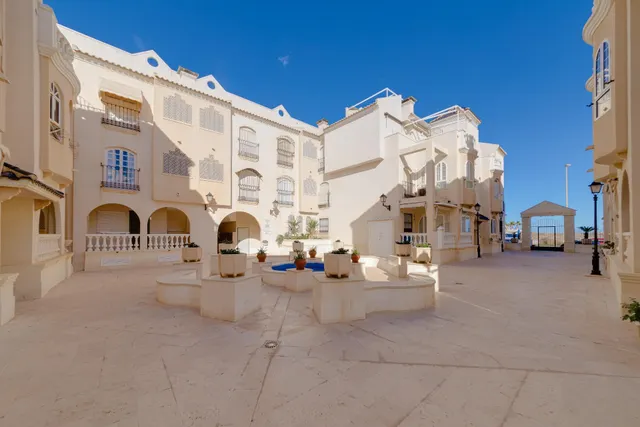 Apartamento de tres dormitorios y dos baños en residencial Duquesa Beach, primera línea de la playa de los locos — 45